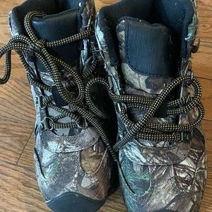 Ozark Trail camouflage boots. Youth size 2.  Waterproof. EUC